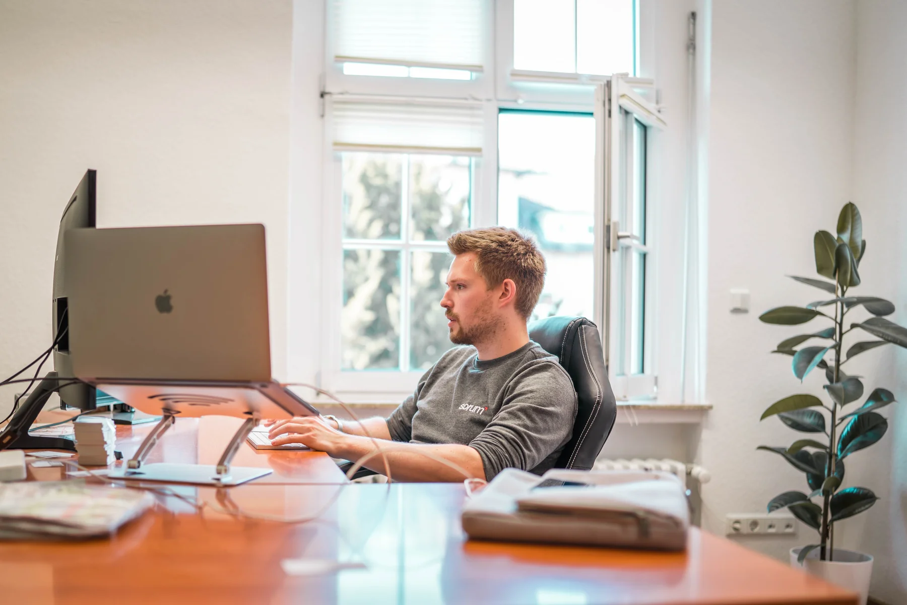 Konzentrierte Arbeit im sorum-Büro in Hann. Münden