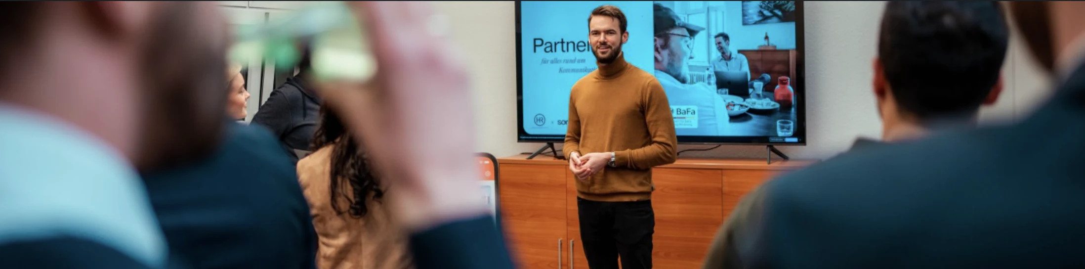 Micha von sorum arbeitet bei einem KI-Termin mit einem Team im sorum-Office